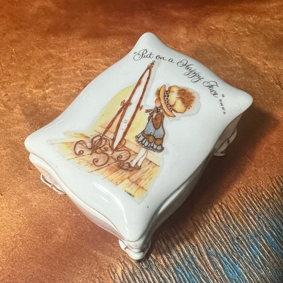 Vintage Holly Hobbie Porcelain Trinket Box Put on a Happy Face Japan - Picture 1 of 13